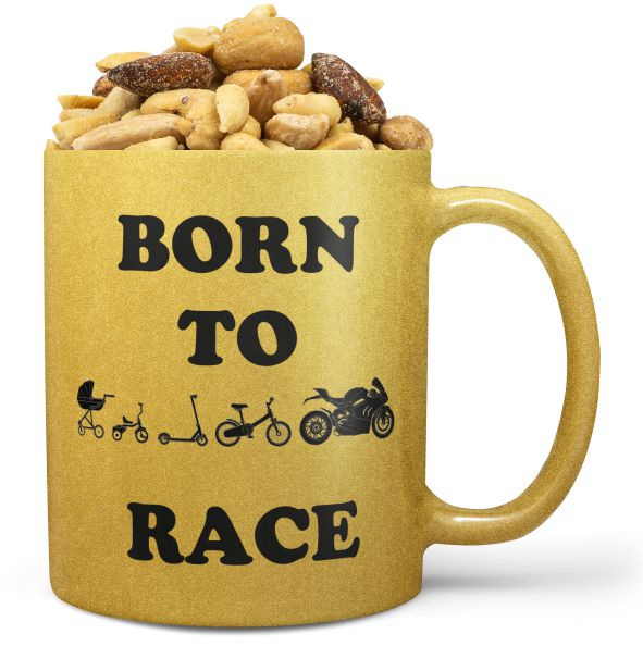Hrnek Born to race - zlatý (Náplň hrníčku: Směs slaných oříšků)