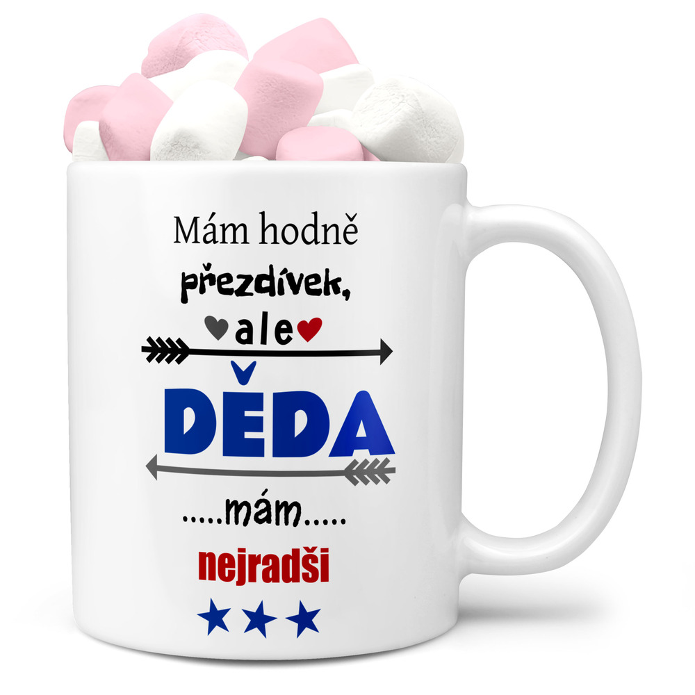 Hrnek Mam hodně přezdívek-děda (Náplň hrníčku: Marshmallow)